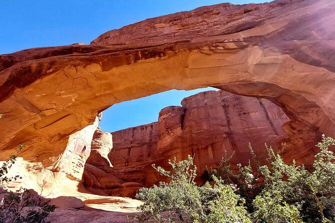 discover-the-hidden-arches-solitaire-arches-private-desert-hike