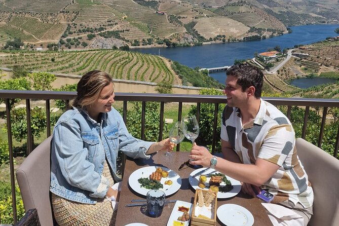 douro-valley-private-experience-specialized-guide-lunch-boatwineriestastings
