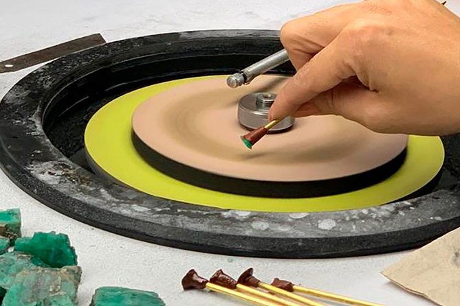 emeralds-polishing-workshop-and-museum-tour