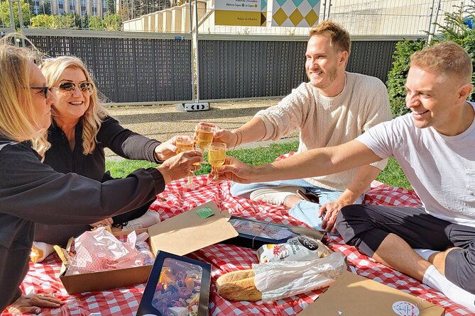 exclusive-gourmet-picnic-experience-at-the-eiffel-tower