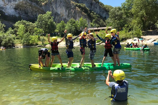 family-canoe-trip-under-the-pont-darc-from-3-years-old