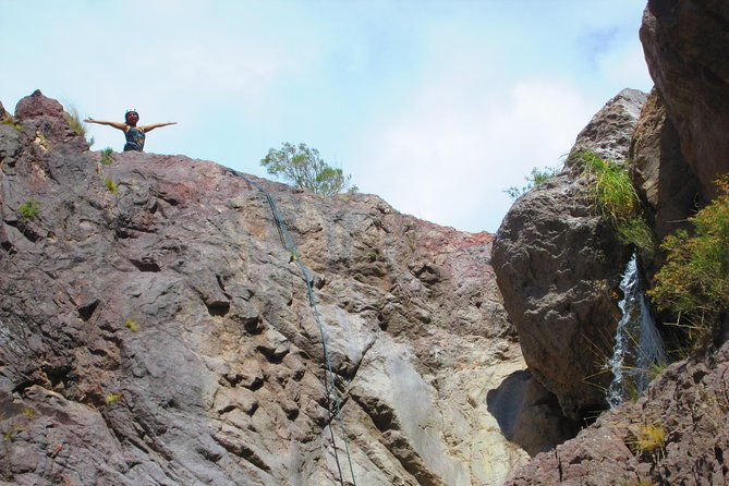 family-trekking-rappelling-potrerillos-angel-falls
