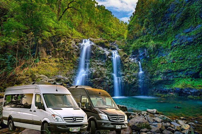 famous-road-to-hana-waterfalls-black-sand-beach-lunch-2