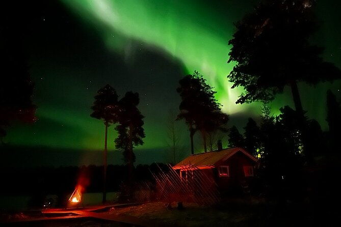 glass-igloo-campfire-dinner-under-northern-lights