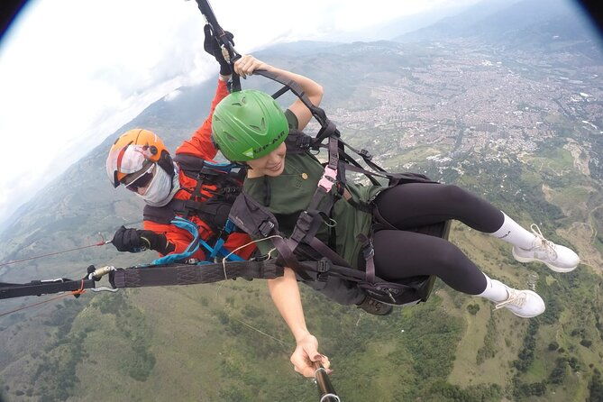 go-paragliding-in-medellin-with-private-transporter-service