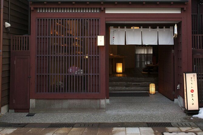 gold-leaf-crafting-in-higashi-chayagai-kanazawa