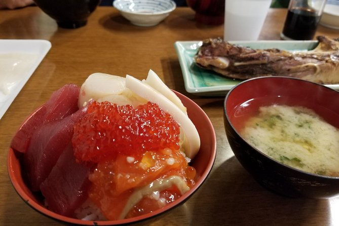good-morning-breakfast-at-local-fish-market-with-a-guide