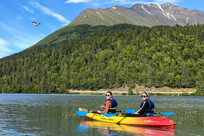 guided-kayak-tour-on-trail-lake