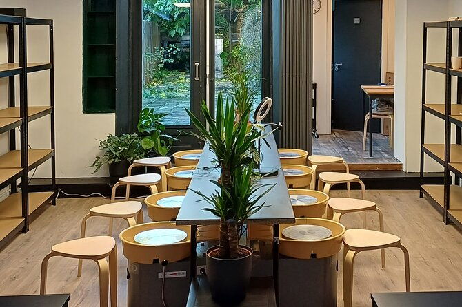 guided-pottery-workshop-on-a-turntable-in-choorstraat