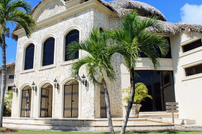 guided-tour-to-don-lucas-cigars-factory-and-souvenirs-store