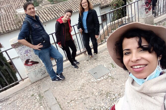guided-walking-tour-with-panoramic-views-and-terraces-of-granada