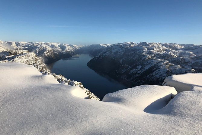 guided-winter-hike-to-pulpit-rock-preikestolen