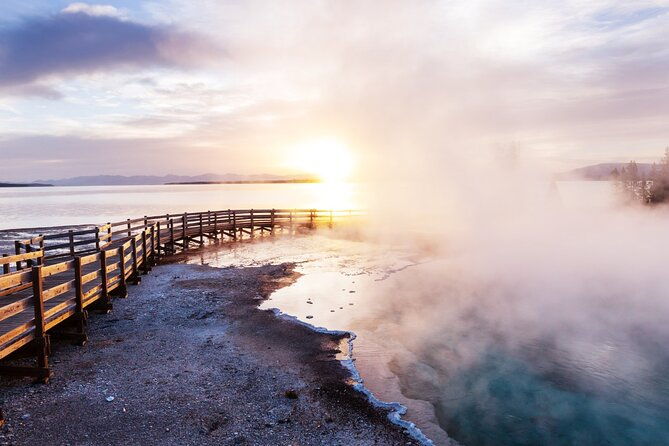 guided-yellowstone-hot-spring-geyser-basin-tour