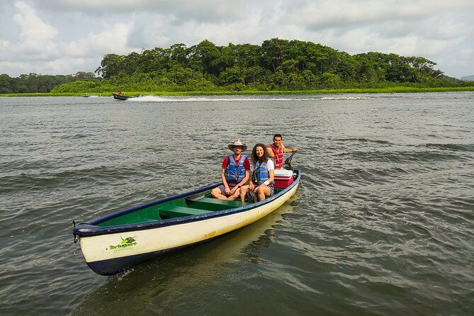 half-day-canoe-and-hike-in-to-tortuguero-national-park
