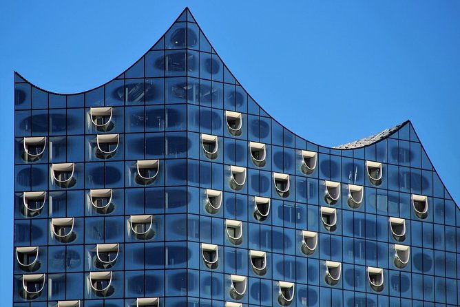 hamburg-guided-bike-tour-tradition-and-modernity-elbphilharmonie-min-4