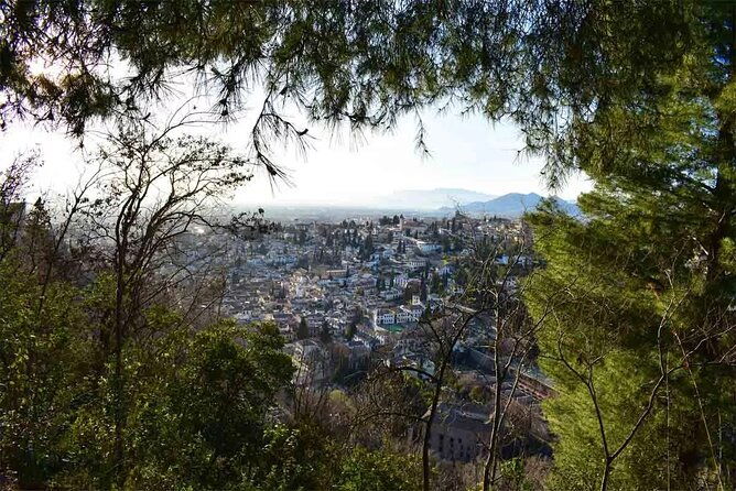 hiking-in-the-natural-park-on-the-outskirts-of-the-alhambra