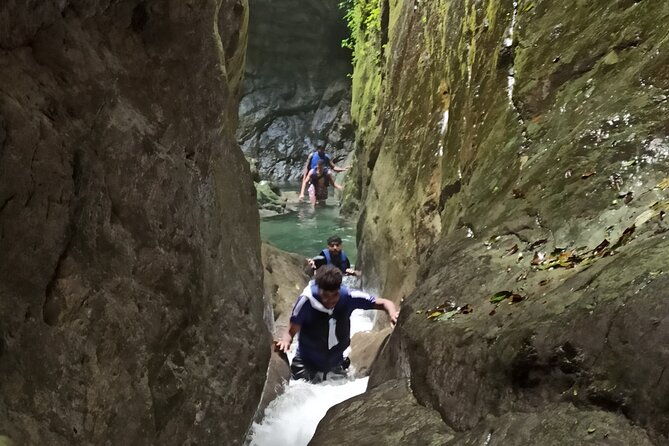 hiking-tabernacle-thundering-waterfall-in-dominican-republic