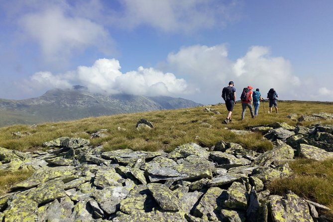 hiking-to-the-mountain-lake