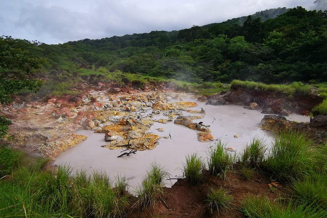 hiking-to-the-rincon-de-la-vieja-volcano-national-park-private-tour