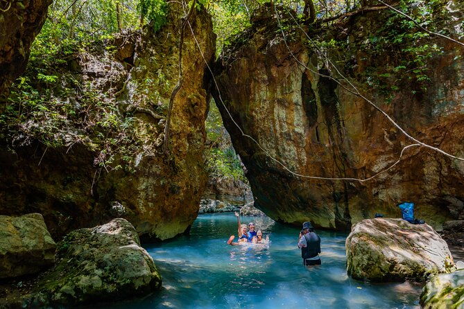 hiking-tour-of-la-leona-waterfall-with-lunch