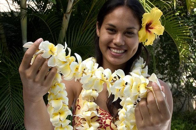 honeymoon-airport-lei-greeting-on-kahului-maui
