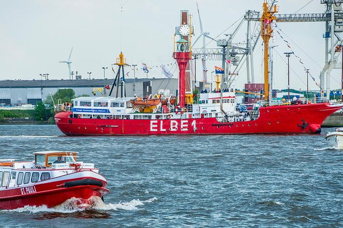 hop-on-hop-off-on-the-water-with-the-maritime-circle-line-in-hamburg