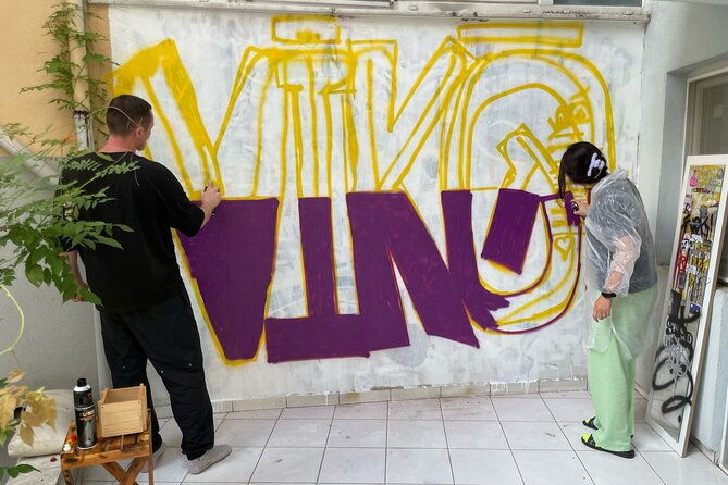 istanbul-street-art-experience-with-local-artists-at-home-garden-2