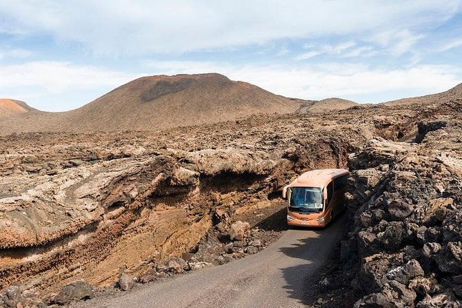 lanzarote-cesar-manrique-excursion-with-green-caves-or-jameos-del-agua-entrance