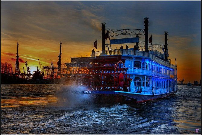 lights-tour-through-the-port-of-hamburg-and-to-the-historic-warehouse-district-2