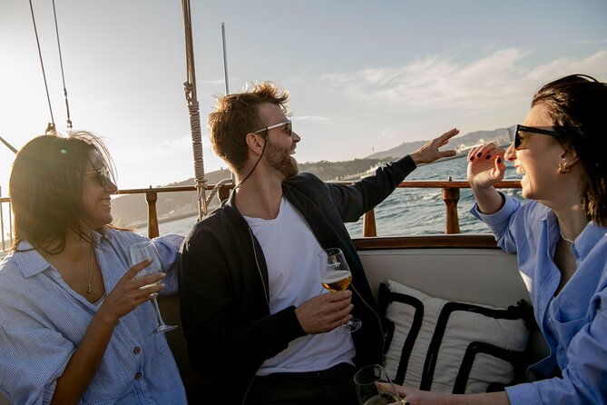 live-music-sunset-wooden-boat-in-barcelona