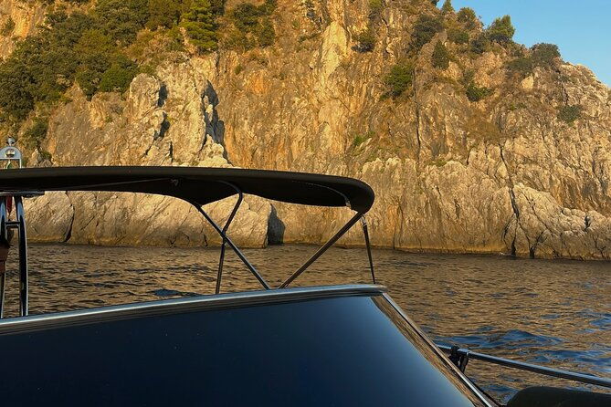 luxury-boat-tour-along-the-amalfi-coast