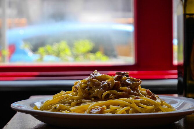 make-pasta-carbonara-from-scratch-in-a-jazz-club-in-venice