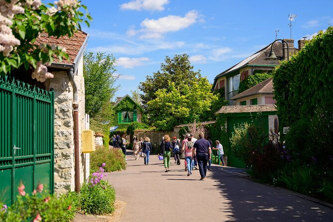 monets-house-and-garden-giverny-village