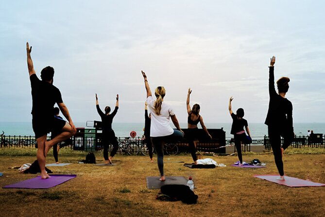 outdoor-yoga-class-at-brightons-sea-front