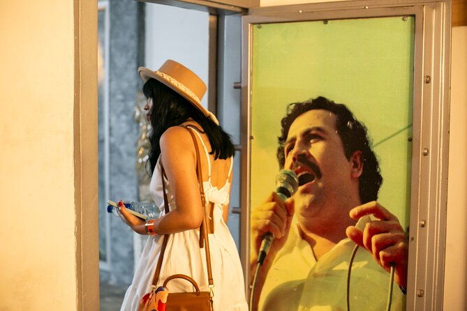 pablo-escobar-and-graffitour-commune-13-resilience-paisa
