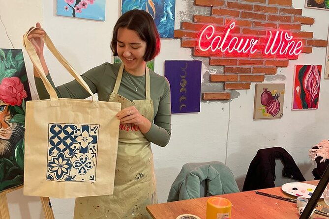 painting-on-tote-bags-workshop-with-welcome-drink