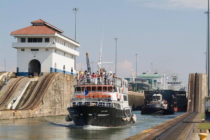panama-canal-full-transit-tour