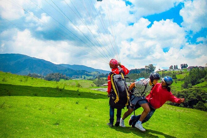 paragliding-flight-in-medellin-with-expert-pilots