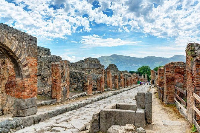 pompeii-walking-tour-with-guide-and-ticket