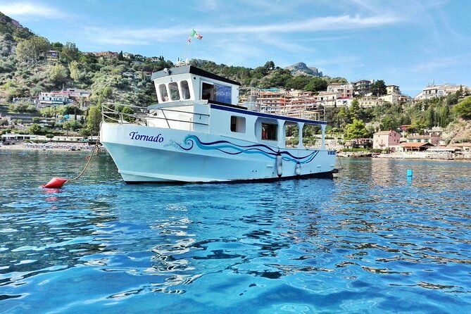private-boat-in-taormina-and-isola-bella