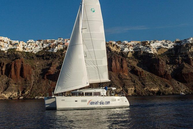 private-morning-tour-lagoon-400-380-sailing-in-santorini-lunch-drink-transfer
