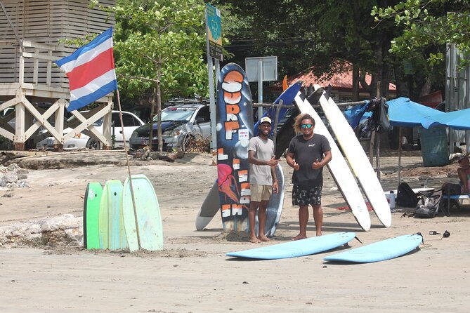 private-surf-lesson-with-local-professionals-in-tamarindo-beach