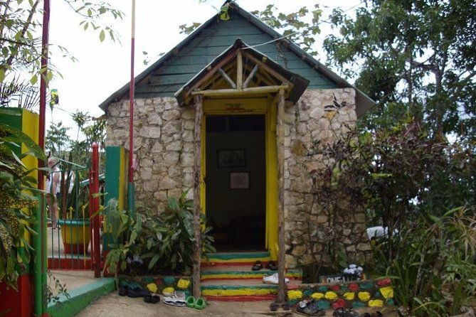 private-tour-ocho-rios-or-runaway-bay-to-9-mile-bob-marley-birth-resting-place
