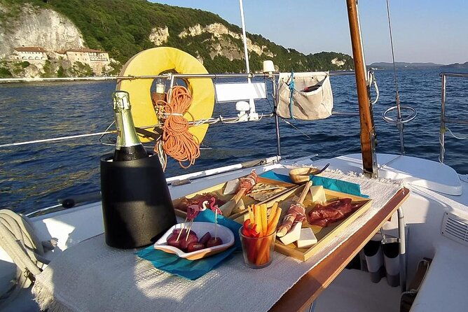 private-tour-on-a-sailing-boat-on-lake-maggiore-with-aperitif-and-music