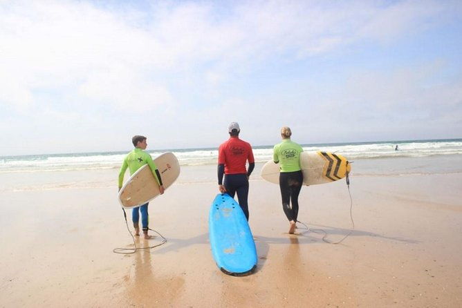 private-two-on-one-surf-lesson-in-newquay-2-students-1-instructor-2