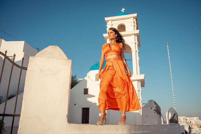private-walking-tour-in-santorini-with-personal-photographer