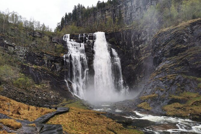 private-waterfalls-and-wonders-tour-in-norway