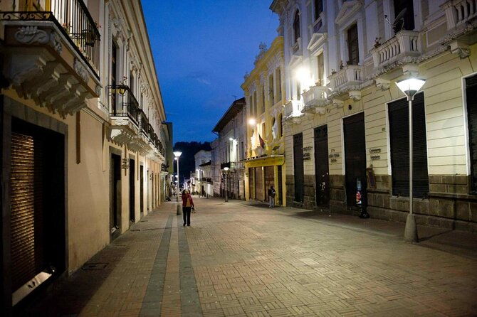 quito-old-town-private-walking-tour-local-market-fruits-chocolate-tasting