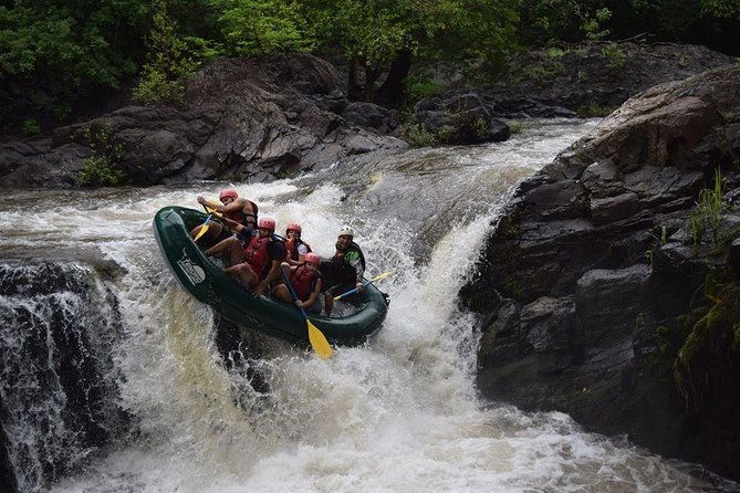 rafting-class-iii-and-iv-in-tenorio-river-from-playa-hermosa
