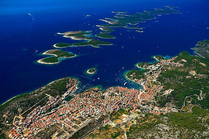 red-rocks-hells-islands-private-getaway-tour
